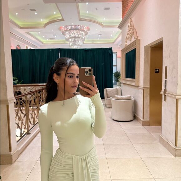 Elegant Light Green Long Sleeve Dress - Picture 2 of 3